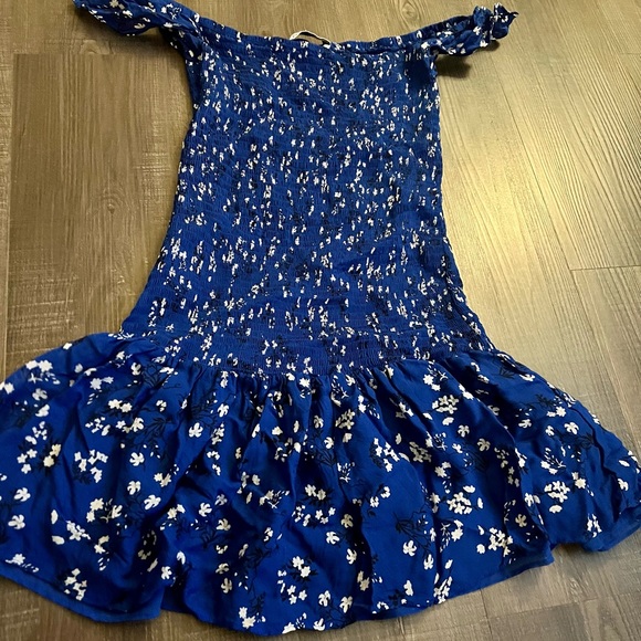 Off-shoulder Ruffle Dress - Picture 3 of 5